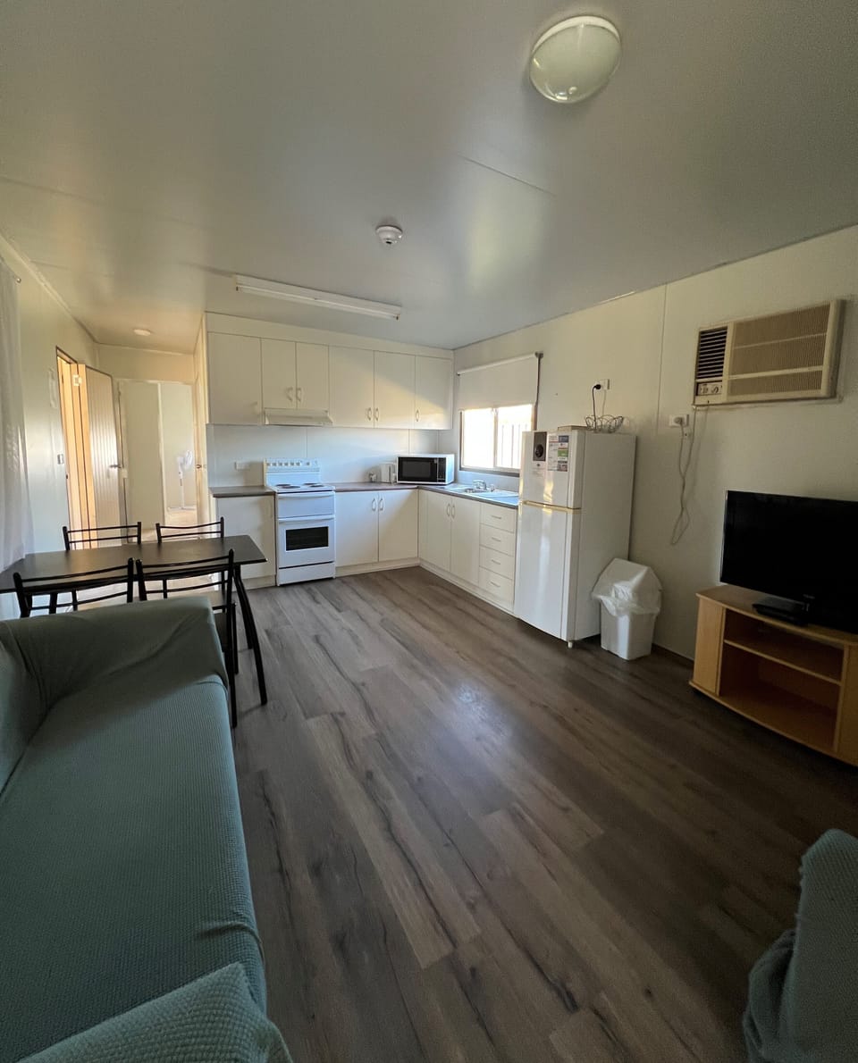 Deluxe House, 2 Bedrooms, Pets Not Allowed | Private kitchen | Full-size fridge, microwave, toaster, cookware/dishes/utensils