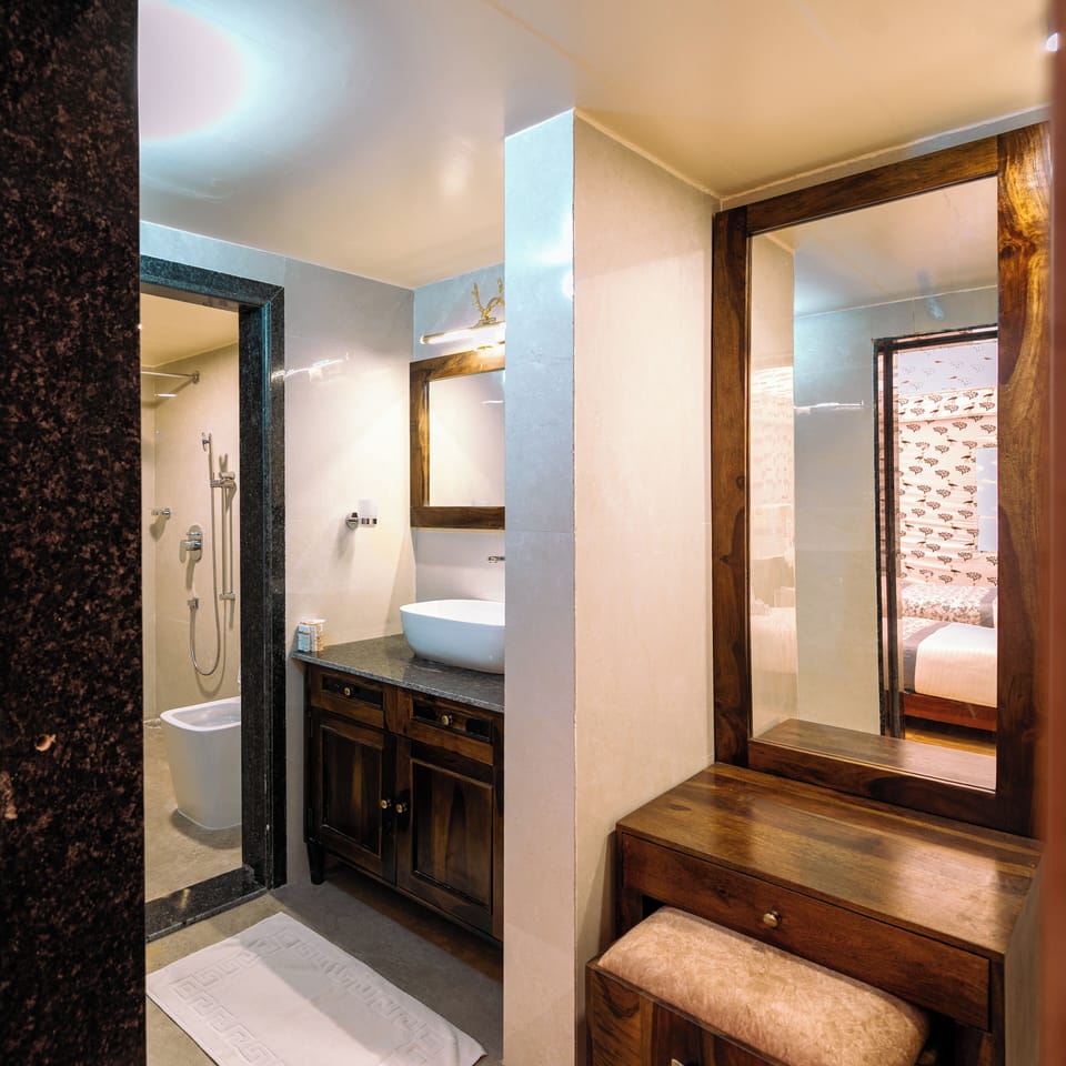 Maharaja Luxury Amaan Suite | Egyptian cotton sheets, premium bedding, down comforters, pillowtop beds