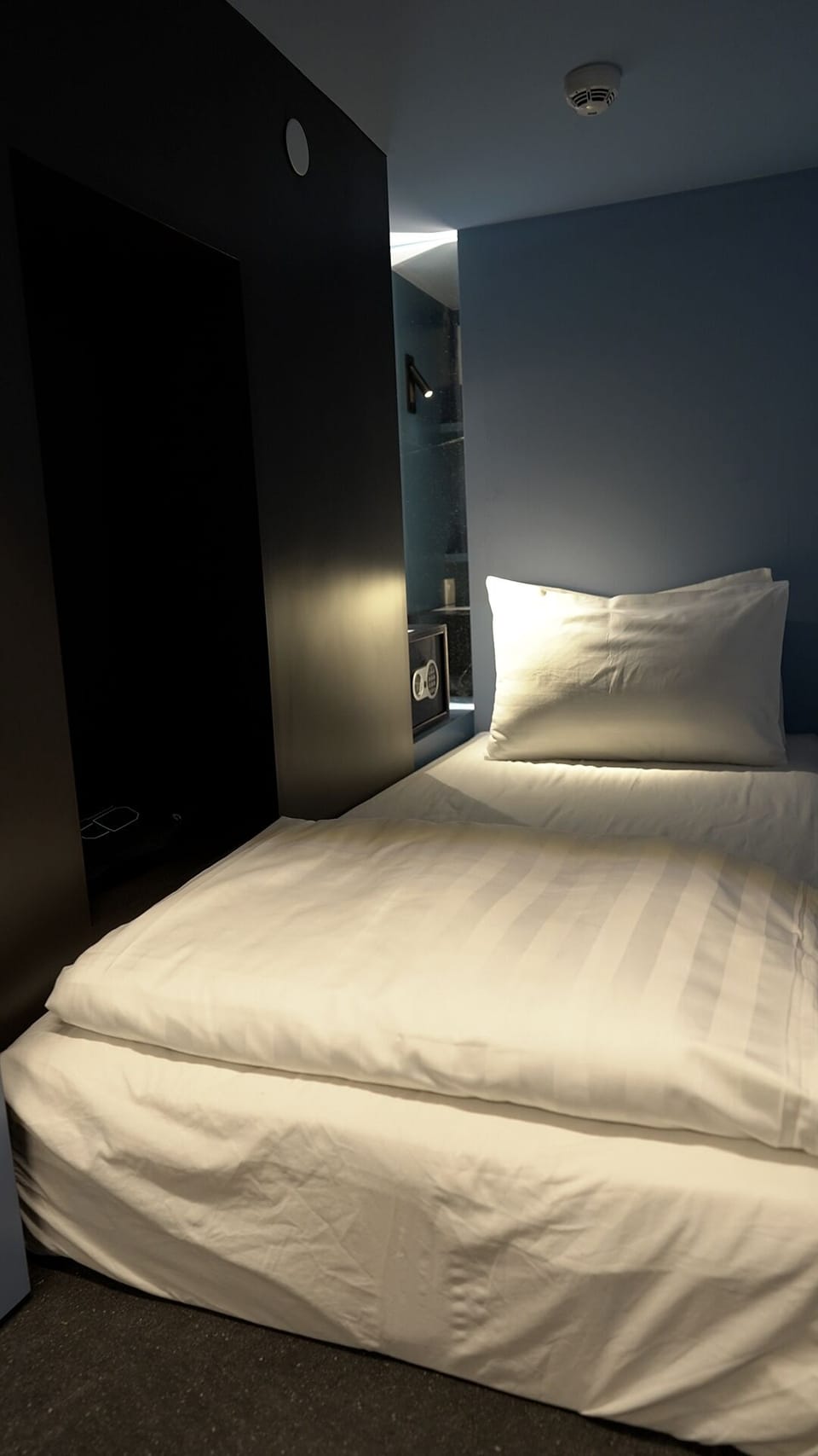 Capsule Mixed (Single) - max 12 Hours | Desk, WiFi (free), bed sheets
