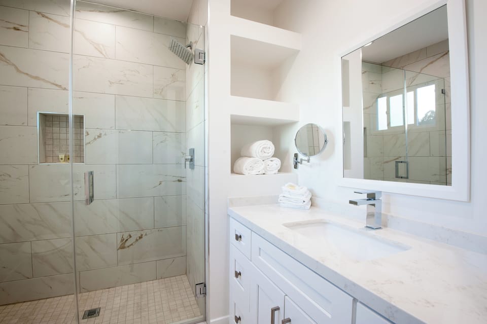 Standard Room, 1 King Bed, Non Smoking | Bathroom | Combined shower/tub, free toiletries, hair dryer, towels