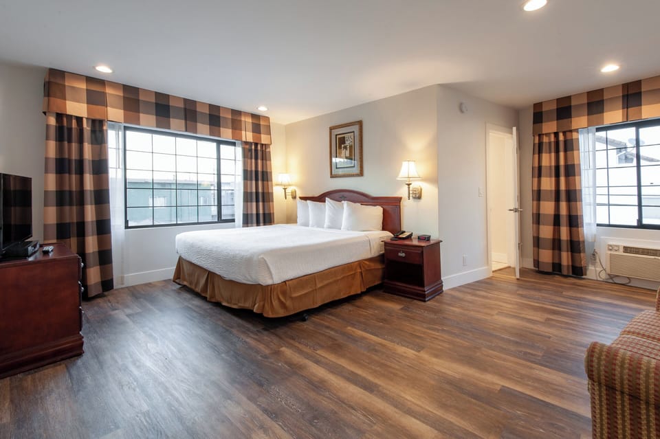 Deluxe Suite, 1 King Bed, Non Smoking | In-room safe, desk, iron/ironing board, WiFi (free)