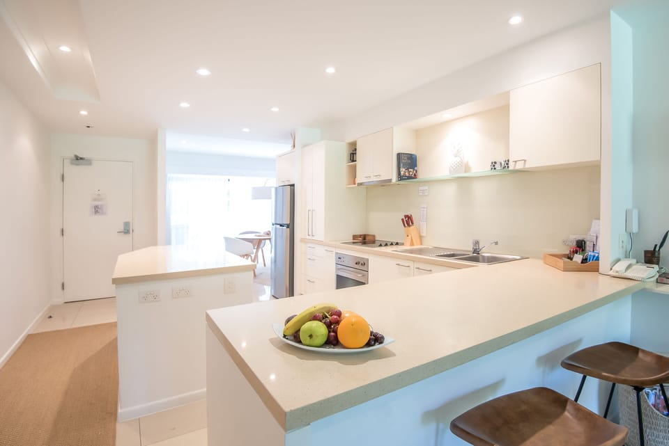 Full-size fridge, microwave, oven, stovetop