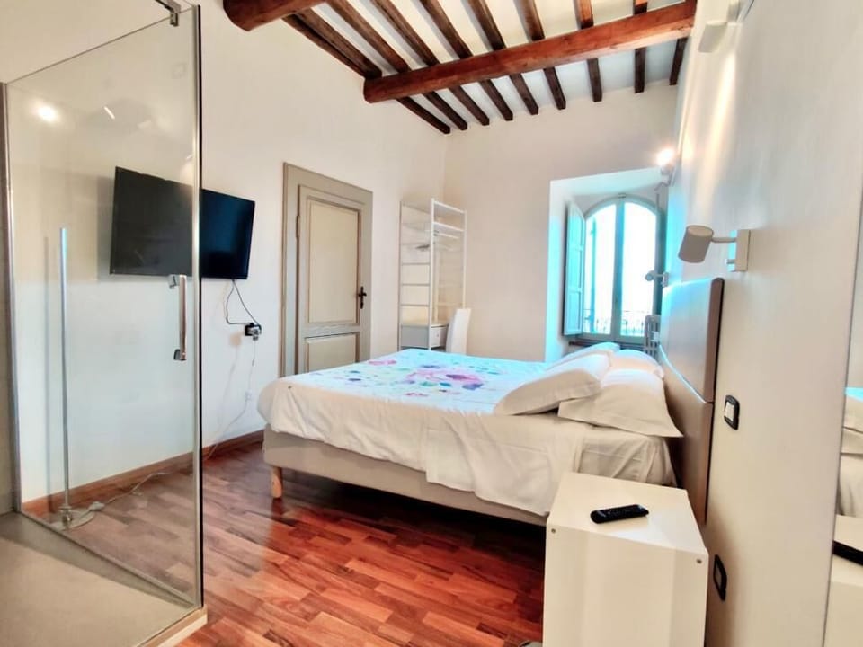 Classic Triple Room | Desk, laptop workspace, blackout drapes, free WiFi