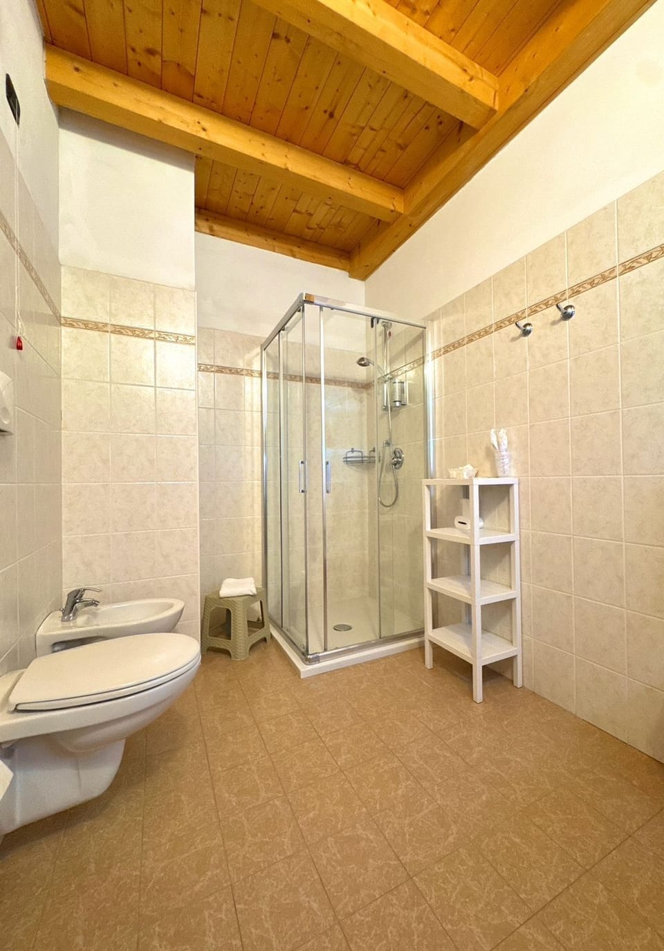 Family Triple Room | Bathroom | Shower, rainfall showerhead, free toiletries, hair dryer