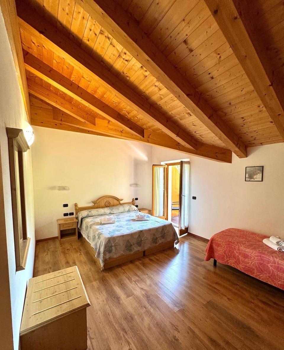 Family Triple Room | Desk, WiFi (free), individually decorated, individually furnished