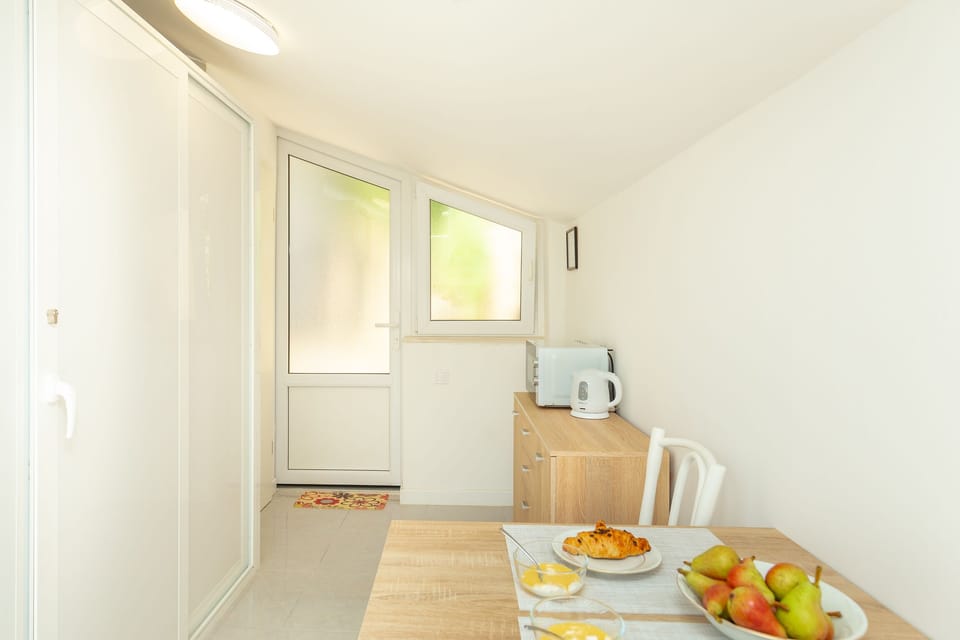 Apartment (0 Bedroom) | Private kitchen | Fridge, microwave, stovetop, coffee/tea maker