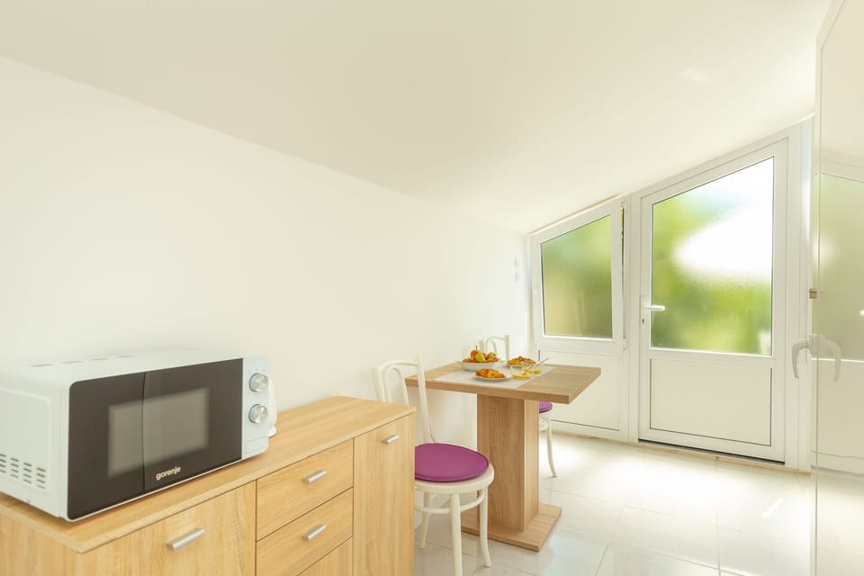 Apartment (0 Bedroom) | In-room dining