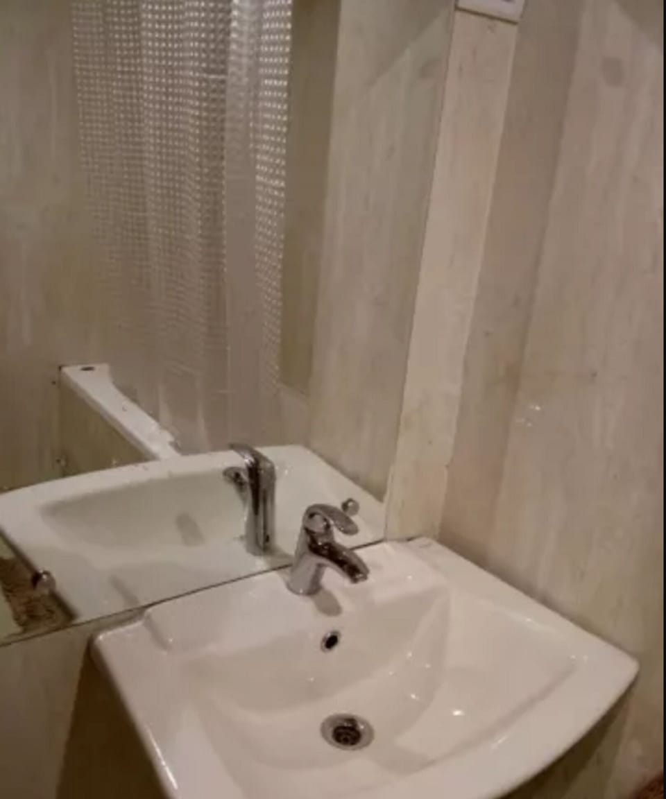 Bathroom sink