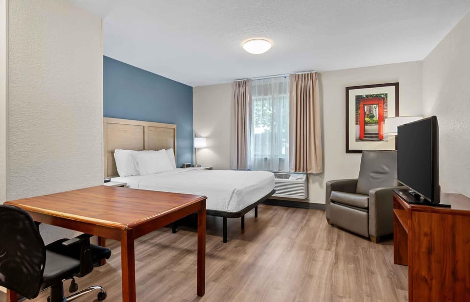 Studio, 1 Queen Bed, Non Smoking | Desk, iron/ironing board, WiFi (free), bed sheets