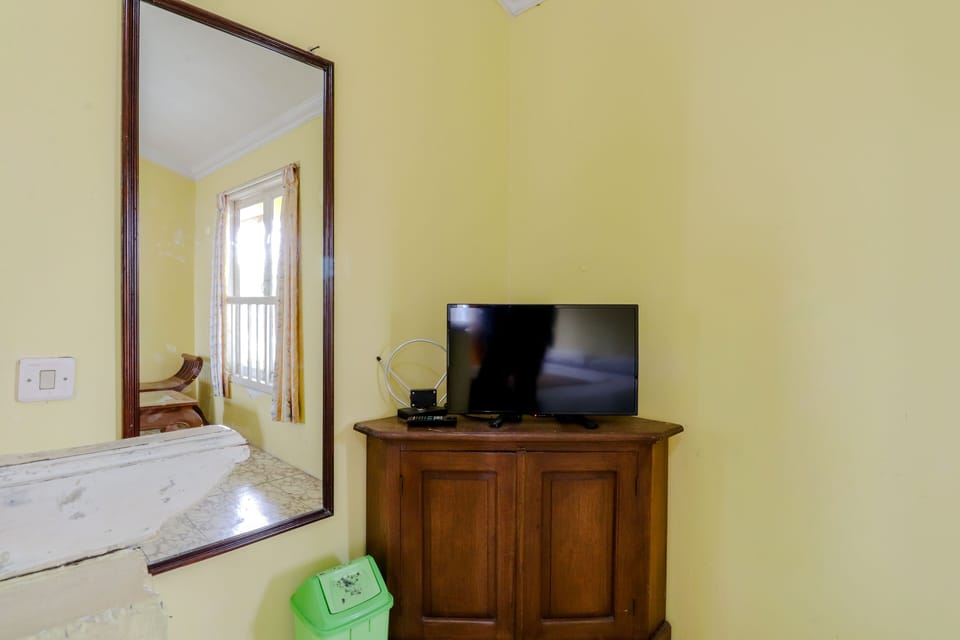 Standard Double Room | Desk, bed sheets