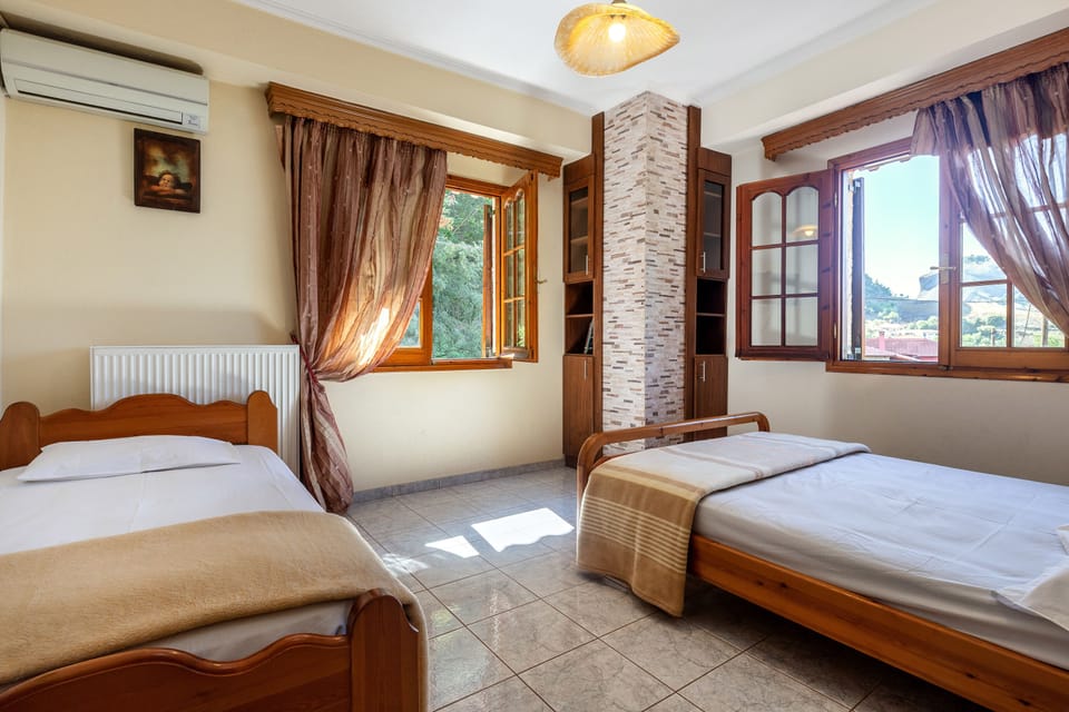 Triple with Meteora View | Soundproofing, WiFi (free), individually decorated