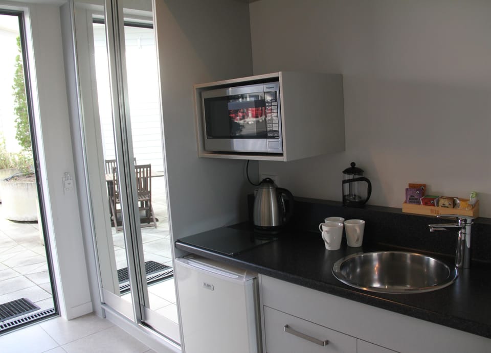 Twin Studio | Private kitchenette | Microwave, coffee/tea maker, electric kettle, toaster