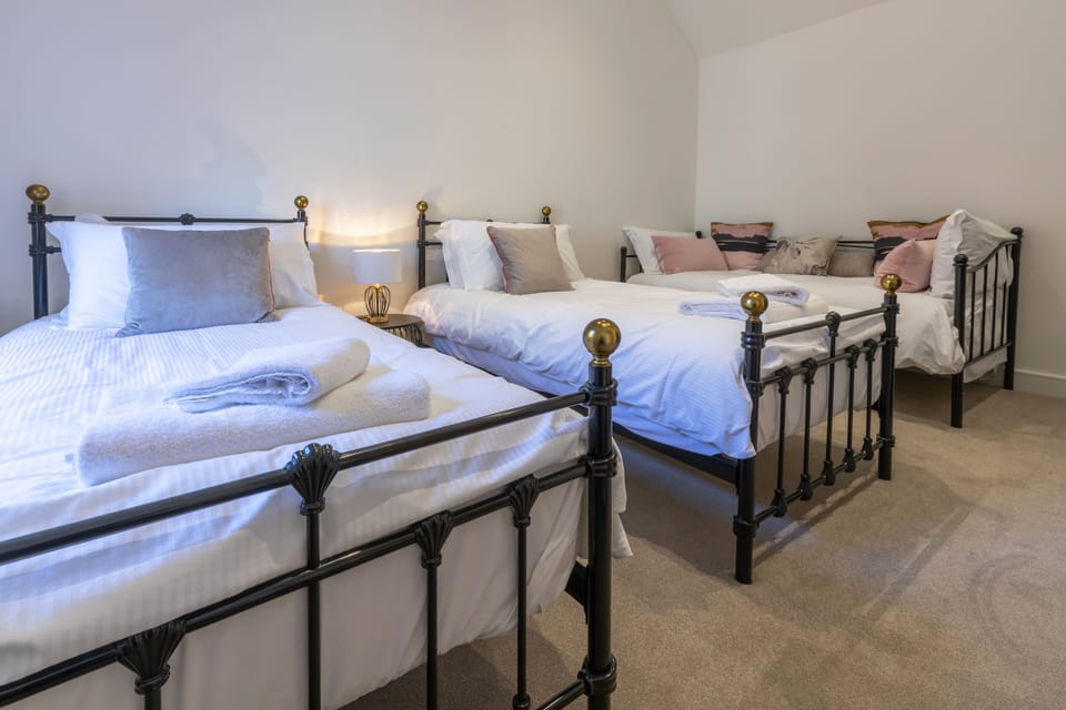 Cottage, 2 Bedrooms | 2 bedrooms, laptop workspace, iron/ironing board, WiFi (free)