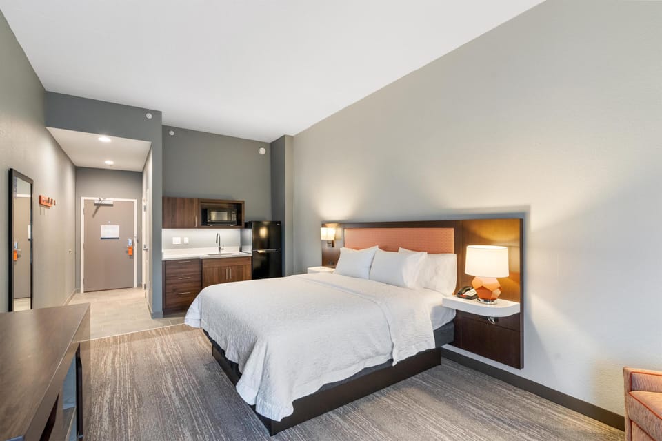 Studio, 1 King Bed, Non Smoking, Refrigerator & Microwave (Wet bar) | Premium bedding, pillowtop beds, in-room safe, individually furnished