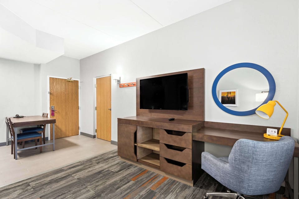 King Suite | Hypo-allergenic bedding, pillowtop beds, iron/ironing board, free WiFi