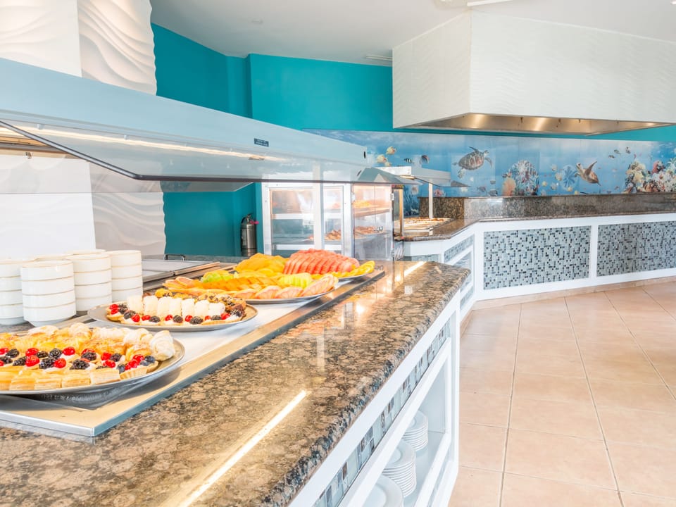 5 restaurants; breakfast, lunch, and dinner served