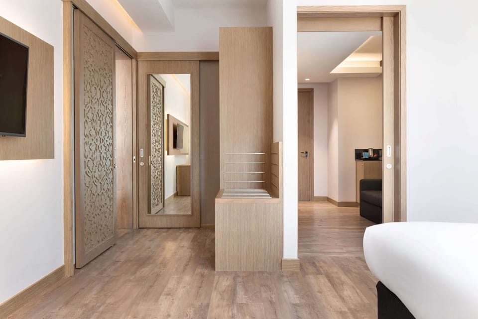 Executive Suite, 1 King Bed, Non Smoking | Minibar, in-room safe, desk, blackout drapes