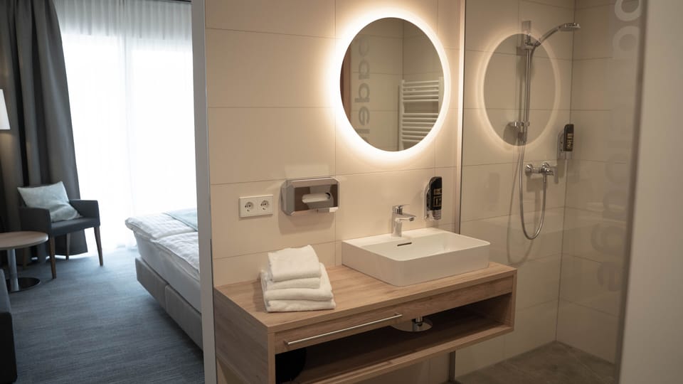 Shower, rainfall showerhead, free toiletries, hair dryer