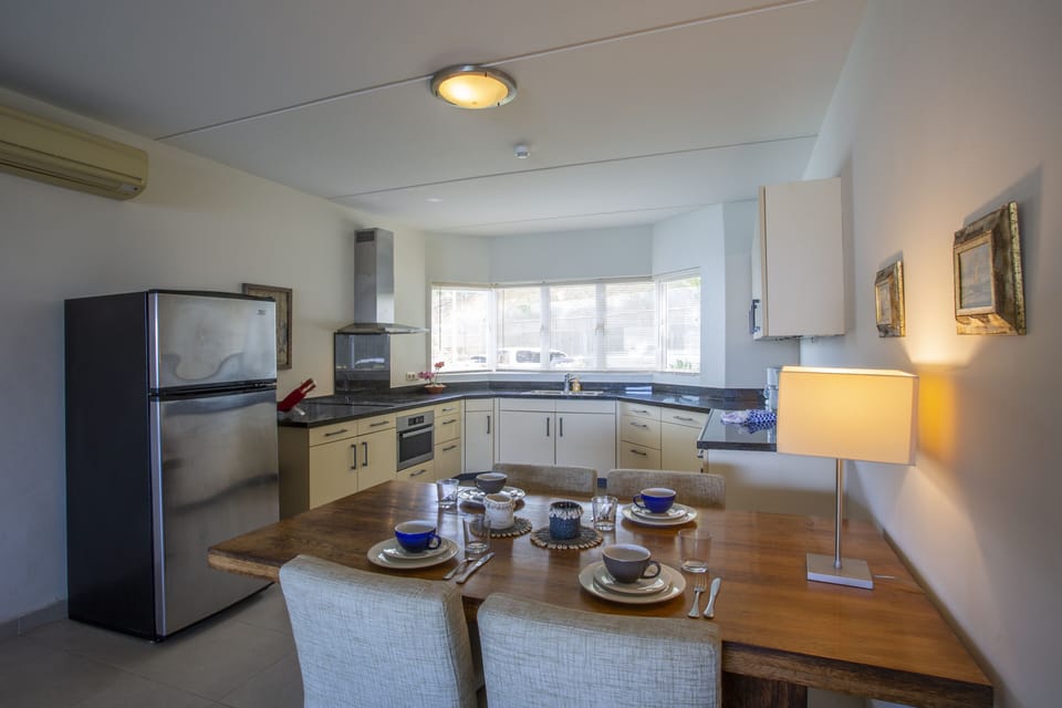 Oceanfront 3 bedroom apartment | In-room dining