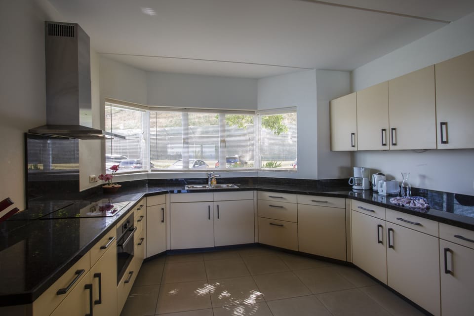 Oceanfront 3 bedroom apartment | Private kitchen | Full-size fridge, oven, stovetop, dishwasher