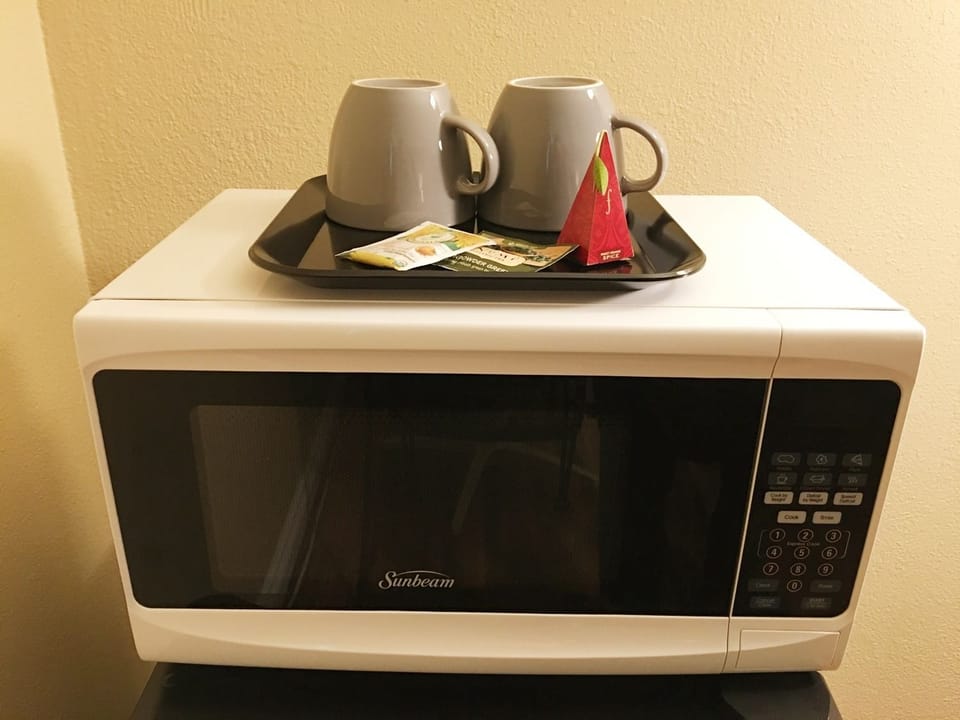 Comfort Room, 1 Queen Bed, City View | Microwave
