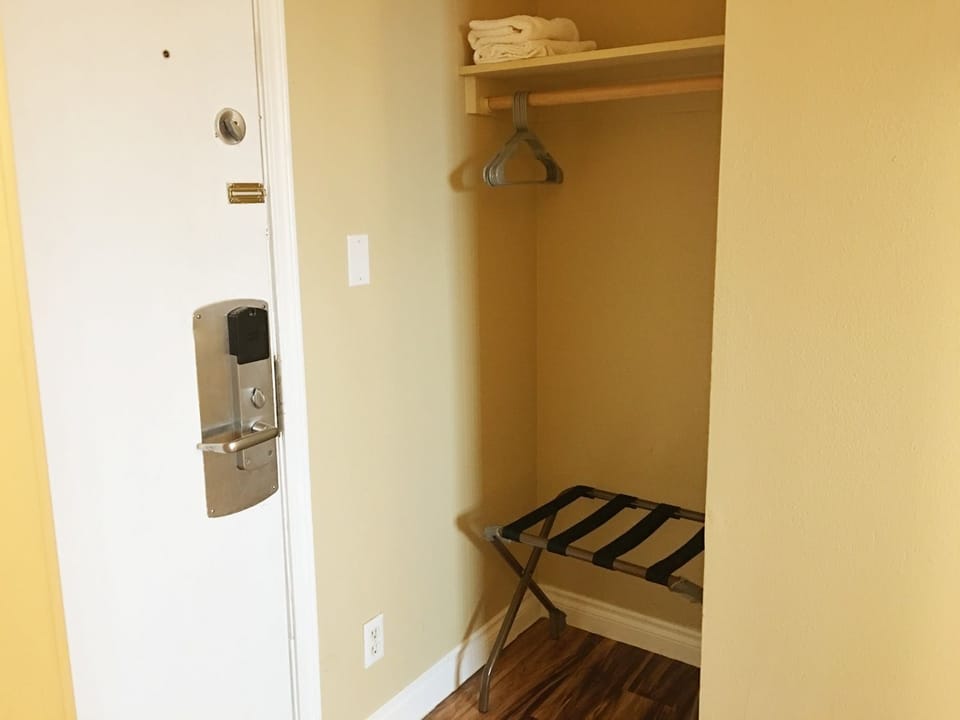 Comfort Room, 1 Queen Bed, City View | In-room safe, desk, free WiFi