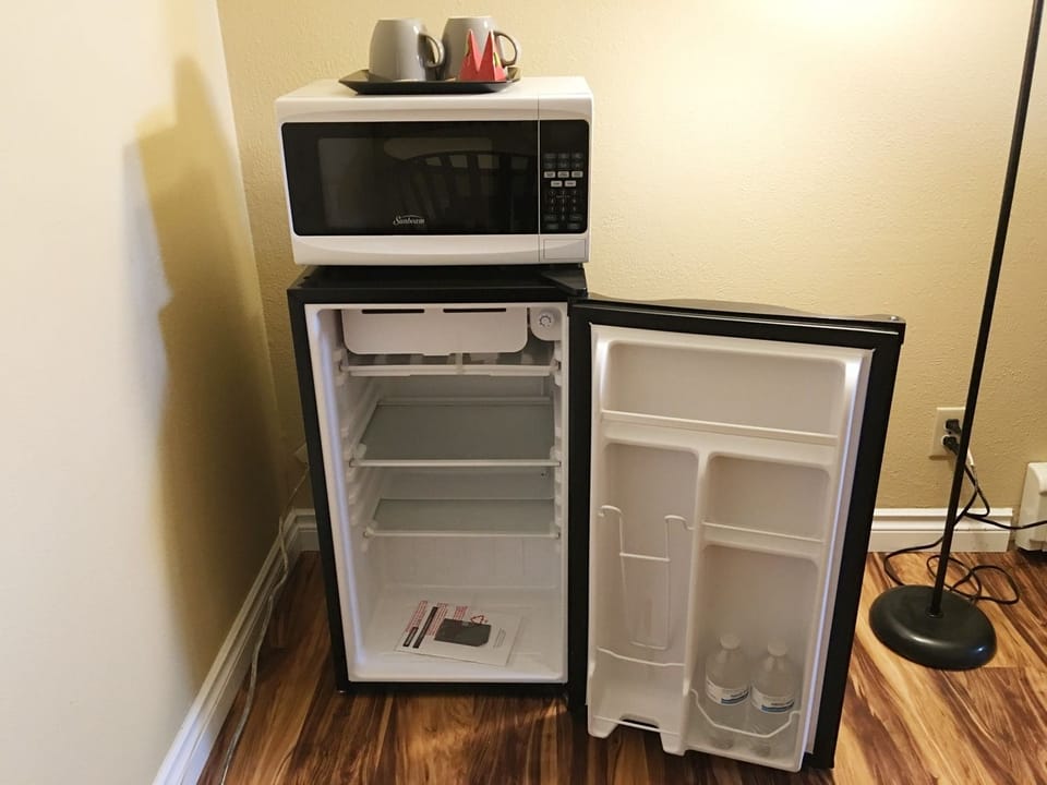 Comfort Room, 1 Queen Bed, City View | Mini-refrigerator