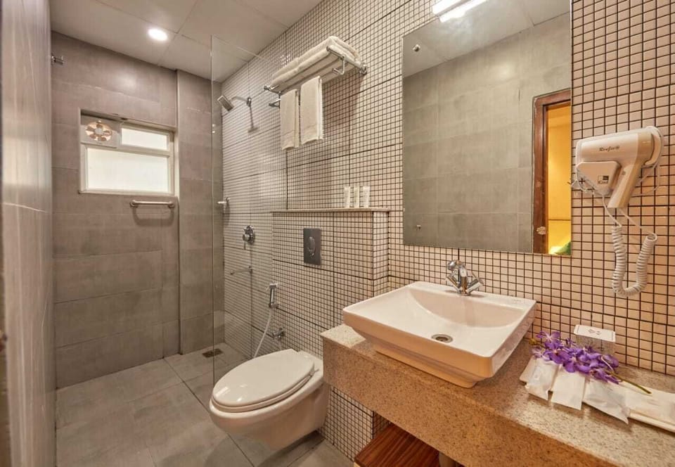 Shower, rainfall showerhead, free toiletries, hair dryer