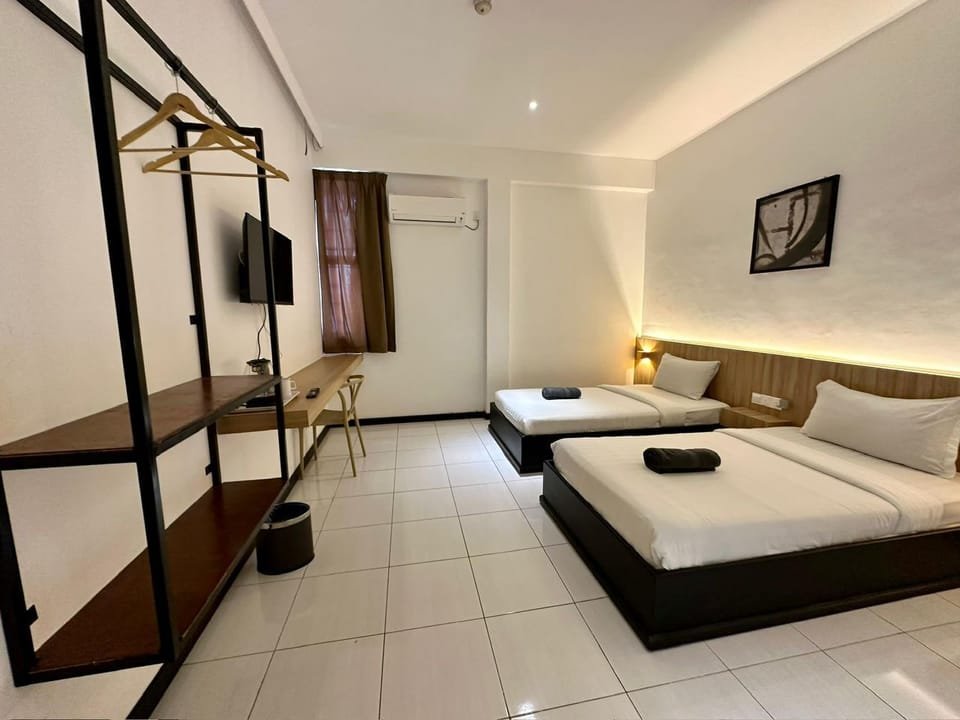 Deluxe Twin Room | Desk, iron/ironing board, free WiFi, bed sheets