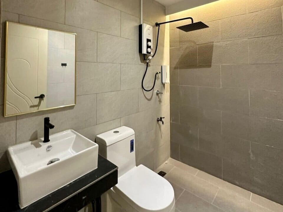 Shower, rainfall showerhead, free toiletries, bidet