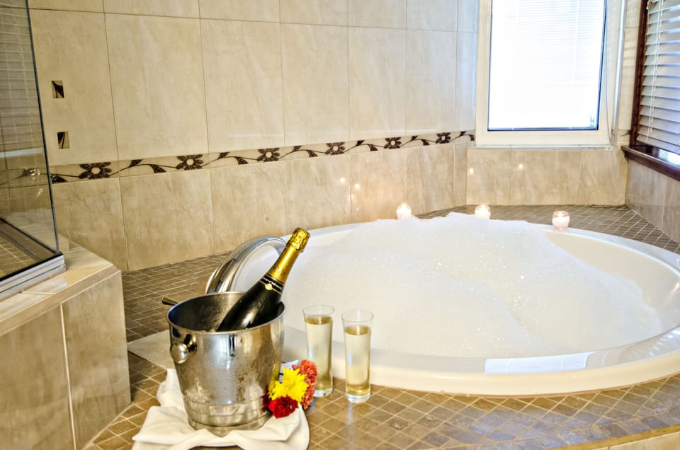 Deluxe Suite, 1 King Bed w/ Sofa Bed, Ocean View | Jetted tub