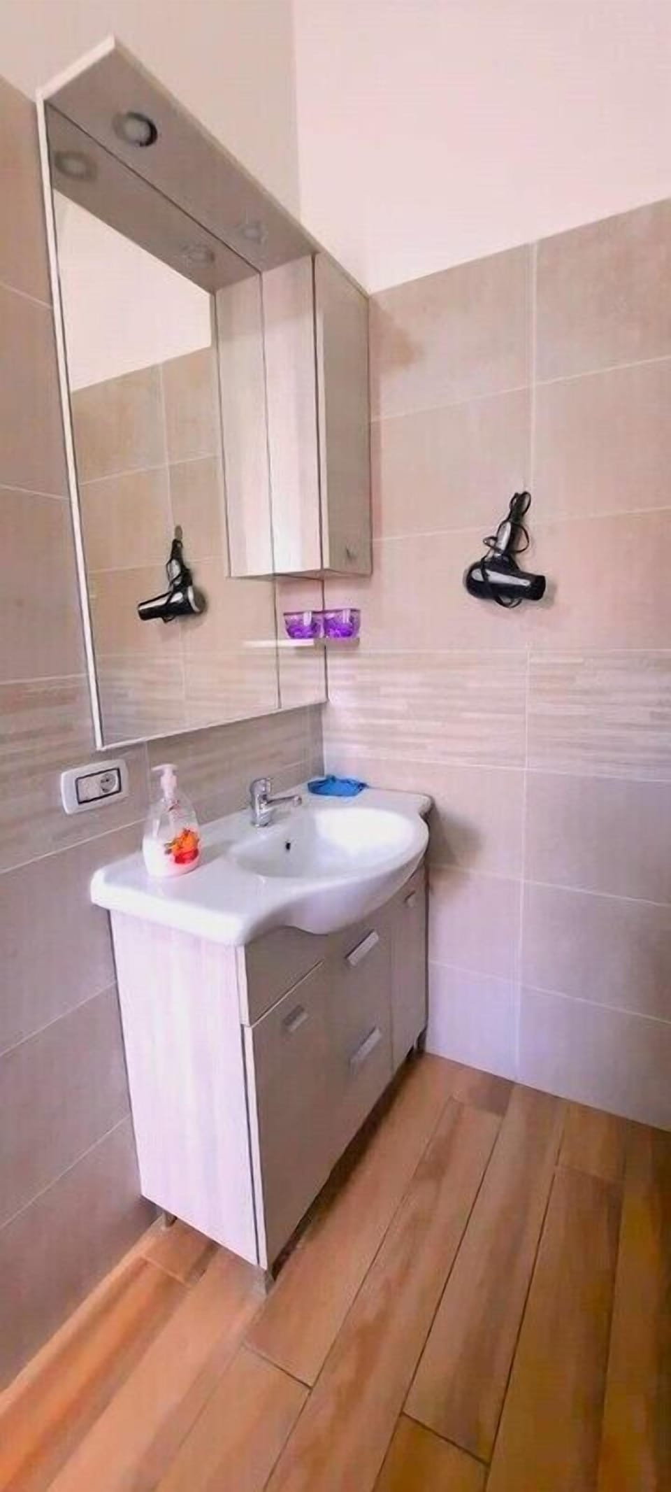Shower, free toiletries, bidet, towels