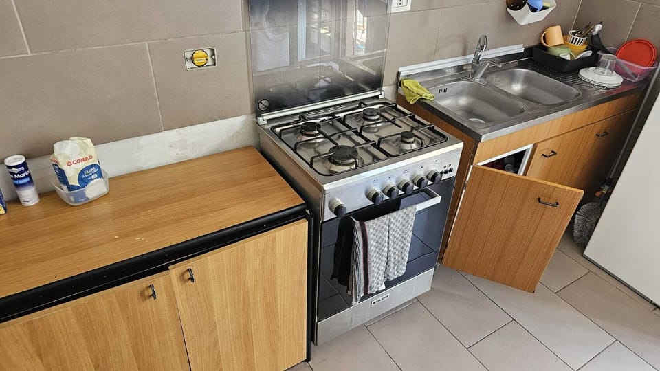 Deluxe Room | Shared kitchen | Fridge, stovetop, cookware/dishes/utensils