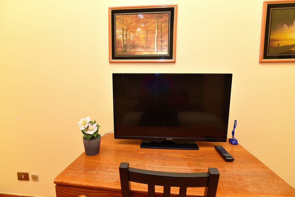 Deluxe Room, 1 Bedroom, Non Smoking (3) | Television