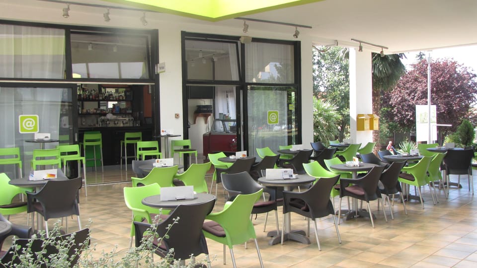2 bars/lounges