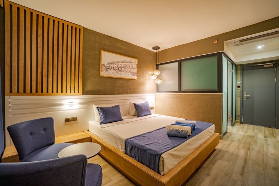 Deluxe Double Room | Minibar, in-room safe, soundproofing, iron/ironing board