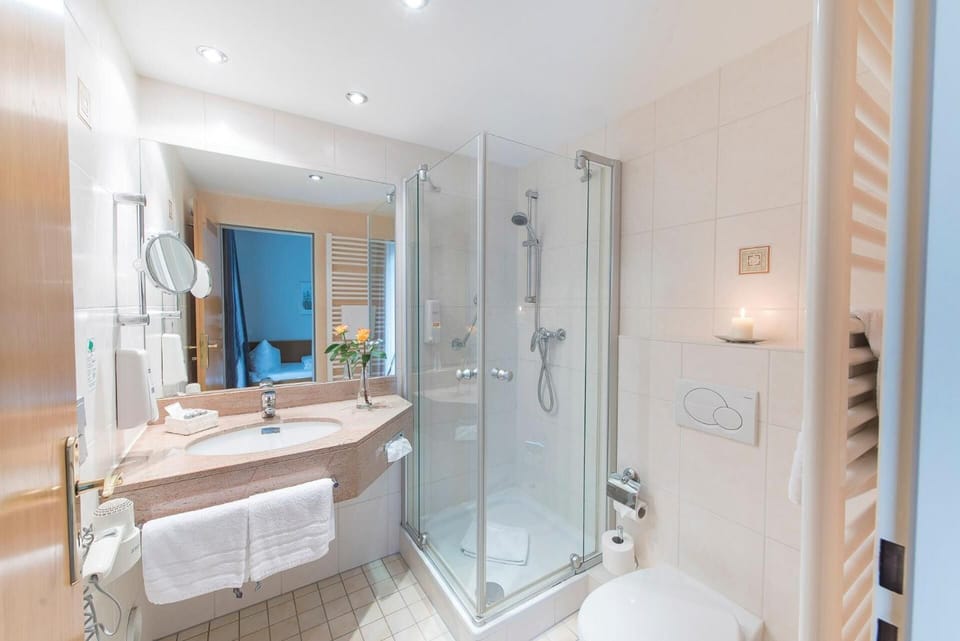 Business Single Room | Bathroom | Hair dryer, bathrobes, towels, soap