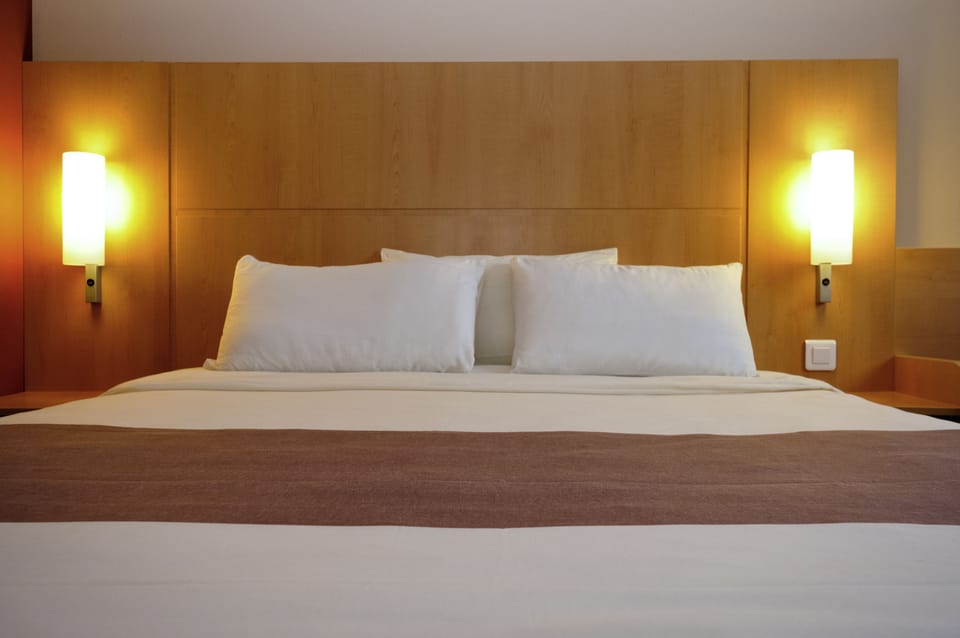 Standard Room, 1 Double Bed | In-room safe, desk, soundproofing, free WiFi