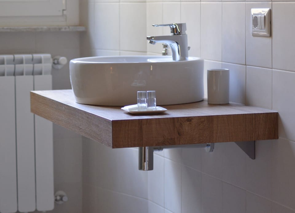 Deluxe Double Room | Bathroom sink