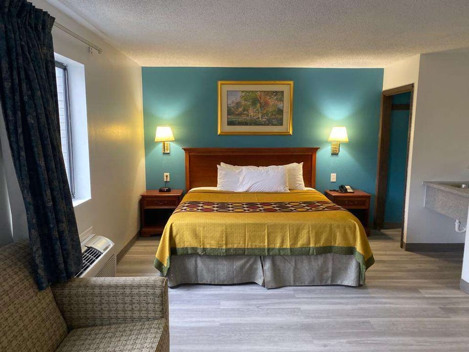 Iron/ironing board, cribs (surcharge), WiFi (free), alarm clocks