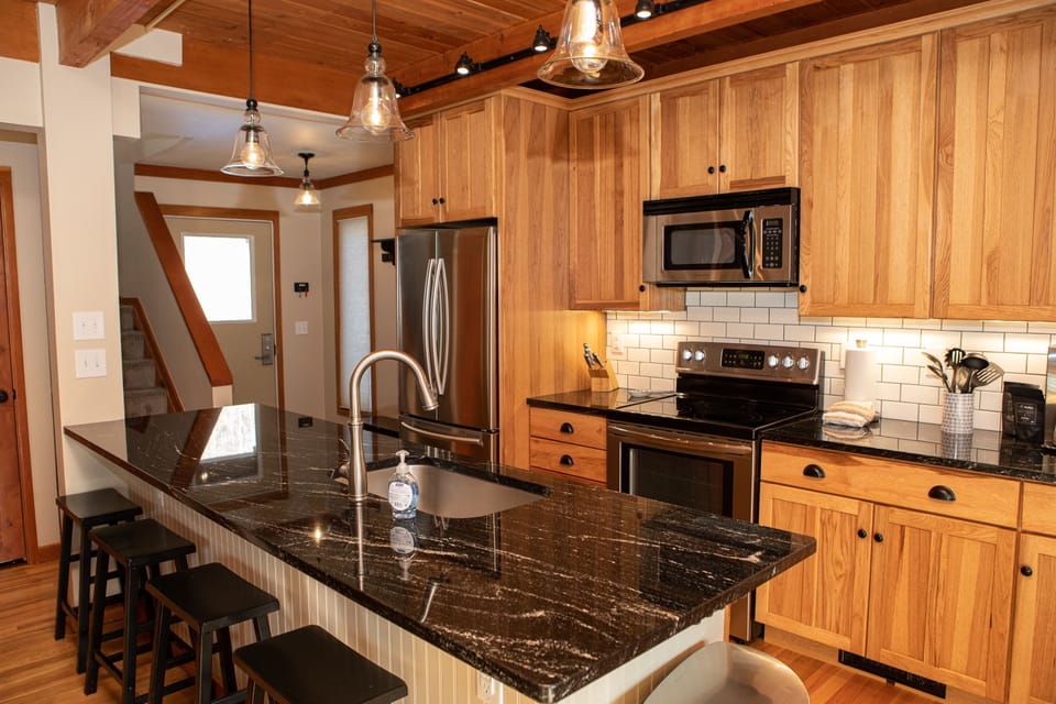 Townhome, 3 Bedrooms | Private kitchen | Fridge, microwave, oven, dishwasher