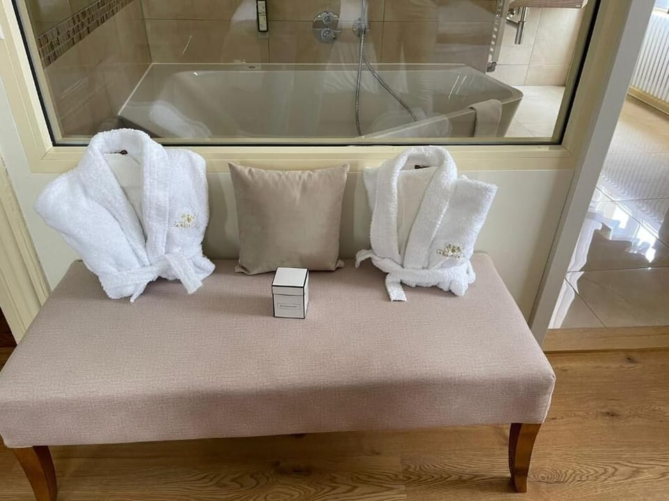 Deluxe Suite (Marquise) | Living area | 70-cm flat-screen TV with satellite channels