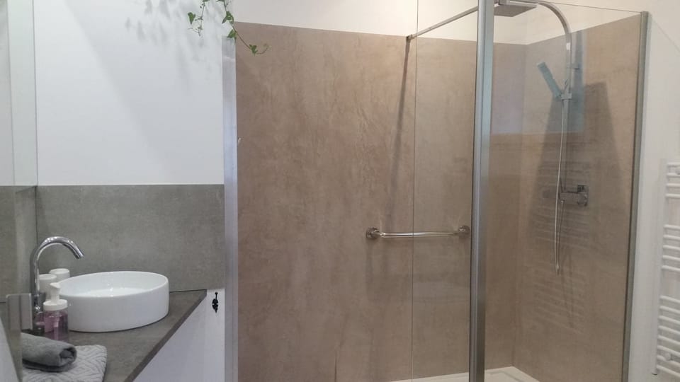 Suite | Bathroom | Shower, hair dryer, towels