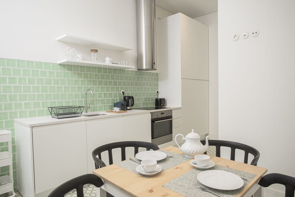 Full-size fridge, microwave, oven, stovetop