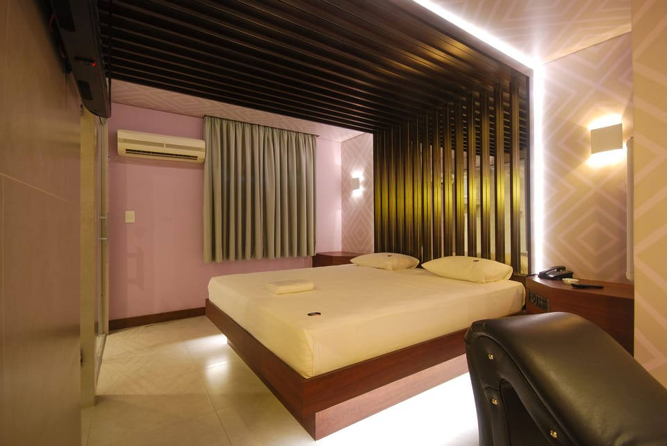 Minibar, WiFi (free), bed sheets