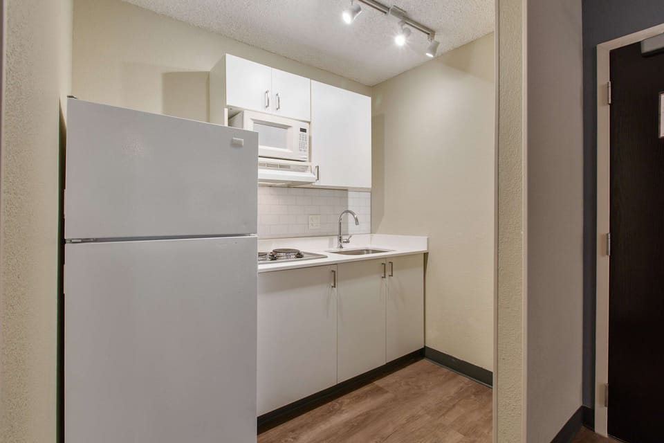 Full-size fridge, microwave, stovetop, toaster
