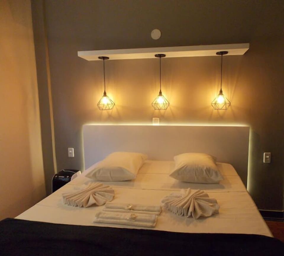 Hypo-allergenic bedding, minibar, free WiFi, bed sheets