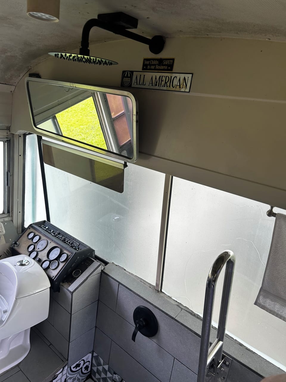 Family Quadruple Room | Bathroom | Shower, rainfall showerhead, free toiletries, towels