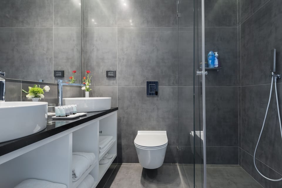 Shower, rainfall showerhead, free toiletries, hair dryer