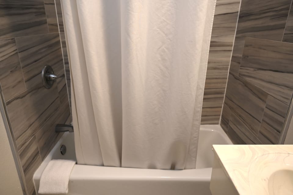 Standard Room, 1 King Bed | Bathroom | Combined shower/tub, free toiletries, hair dryer, towels